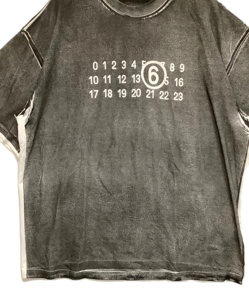 MM6 Maison Margiela（エムエムシックスメゾンマルジェラ）MM6 Maison Margiela (エムエムシックス メゾンマルジェラ) ナンバーロゴTシャツ グレー×ホワイト サイズ:Mの古着・服飾アイテム