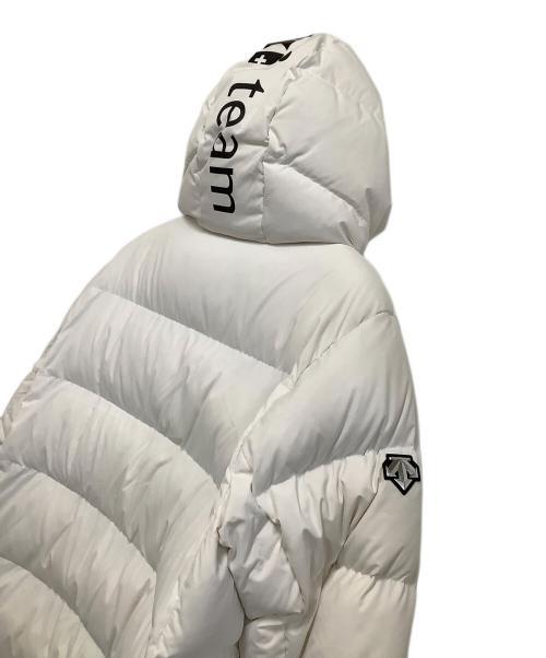 DESCENTE（デサント）DESCENTE (デサント) ダウンコート 複数刺繍ロゴ付き ホワイトの古着・服飾アイテム