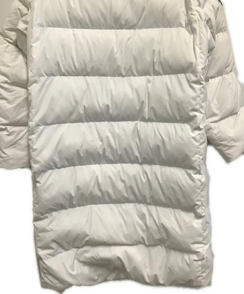 DESCENTE（デサント）DESCENTE (デサント) ダウンコート 複数刺繍ロゴ付き ホワイトの古着・服飾アイテム