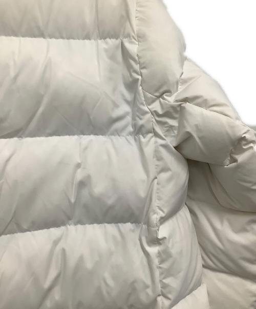 DESCENTE（デサント）DESCENTE (デサント) ダウンコート 複数刺繍ロゴ付き ホワイトの古着・服飾アイテム