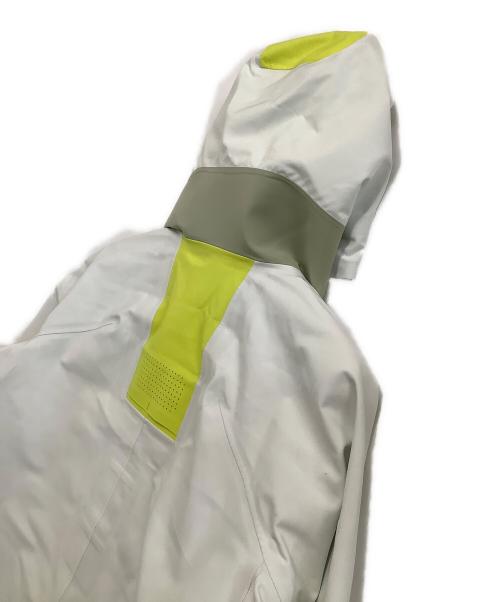 DESCENTE（デサント）DESCENTE (デサント) シェルジャケット/スキーウェア ベージュ×グレー サイズ:M 未使用品の古着・服飾アイテム