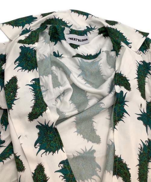 NEAT ALOHA（ニートアロハ）NEAT ALOHA (ニートアロハ) 開襟シャツ 総柄 ホワイト×グリーン サイズ:Mの古着・服飾アイテム