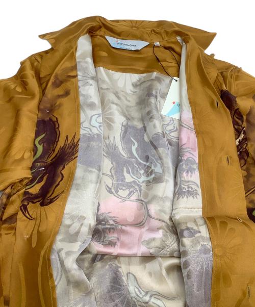 NIPOALOHA（二ポアロハ）NIPOALOHA (二ポアロハ) アロハシャツ SUPER BEAVER 渋谷龍太 龍図 地紋 立桶に菊 ブラウン サイズ:０の古着・服飾アイテム