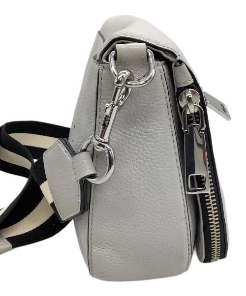 MARC JACOBS（マークジェイコブス）MARC JACOBS (マークジェイコブス) ショルダーバッグ　	ゴッサム スモール ノマド クロスボディ ショルダーバッグ ホワイト×ブラックの古着・服飾アイテム