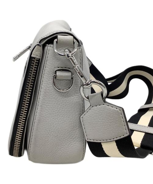 MARC JACOBS（マークジェイコブス）MARC JACOBS (マークジェイコブス) ショルダーバッグ　	ゴッサム スモール ノマド クロスボディ ショルダーバッグ ホワイト×ブラックの古着・服飾アイテム