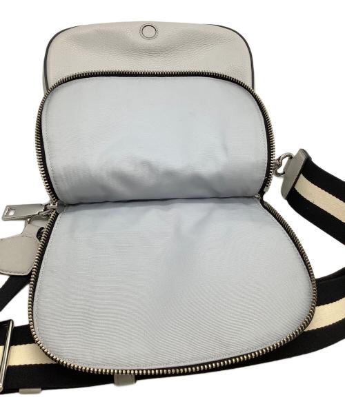 MARC JACOBS（マークジェイコブス）MARC JACOBS (マークジェイコブス) ショルダーバッグ　	ゴッサム スモール ノマド クロスボディ ショルダーバッグ ホワイト×ブラックの古着・服飾アイテム