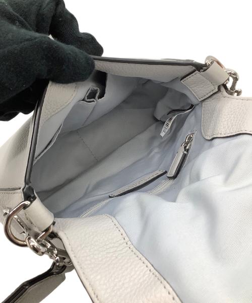 MARC JACOBS（マークジェイコブス）MARC JACOBS (マークジェイコブス) ショルダーバッグ　	ゴッサム スモール ノマド クロスボディ ショルダーバッグ ホワイト×ブラックの古着・服飾アイテム