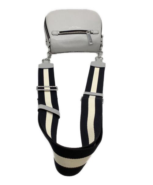 MARC JACOBS（マークジェイコブス）MARC JACOBS (マークジェイコブス) ショルダーバッグ　	ゴッサム スモール ノマド クロスボディ ショルダーバッグ ホワイト×ブラックの古着・服飾アイテム