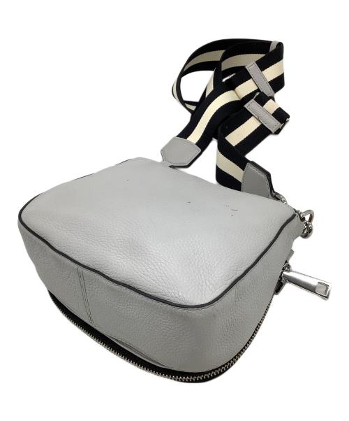 MARC JACOBS（マークジェイコブス）MARC JACOBS (マークジェイコブス) ショルダーバッグ　	ゴッサム スモール ノマド クロスボディ ショルダーバッグ ホワイト×ブラックの古着・服飾アイテム
