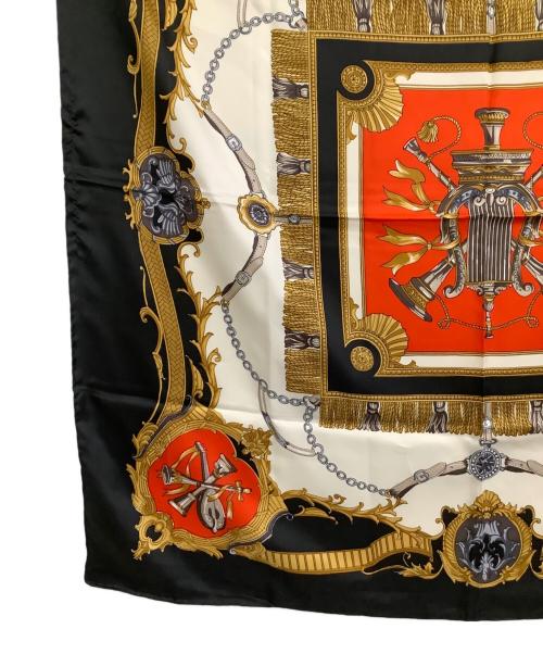 HERMES（エルメス）HERMES (エルメス) シルクスカーフ カレ90 ブラック×レッドの古着・服飾アイテム