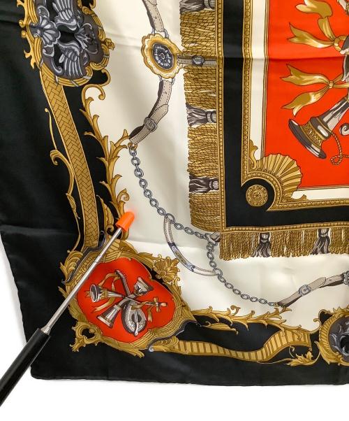 HERMES（エルメス）HERMES (エルメス) シルクスカーフ カレ90 ブラック×レッドの古着・服飾アイテム