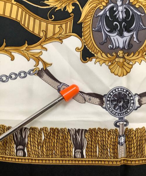 HERMES（エルメス）HERMES (エルメス) シルクスカーフ カレ90 ブラック×レッドの古着・服飾アイテム