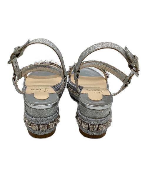 Christian Louboutin（クリスチャン・ルブタン）Christian Louboutin (クリスチャン・ルブタン) サンダル ピラクロウ  シルバー サイズ:37の古着・服飾アイテム