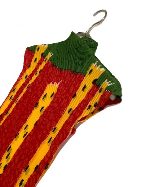 ISSEY MIYAKE me（イッセイ ミヤケ ミー）ISSEY MIYAKE me (イッセイ ミヤケ ミー) プリーツカットソー グリーン×レッド サイズ:freeの古着・服飾アイテム