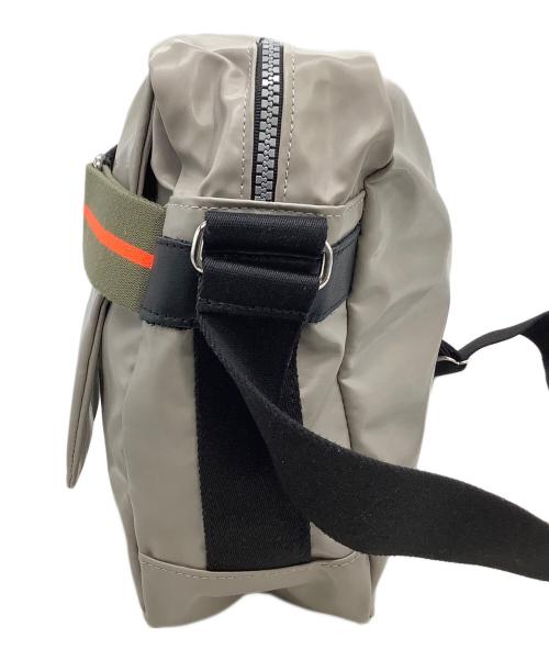 jack gomme（ジャックゴム）jack gomme (ジャックゴム) ショルダーバッグ ESCAPE ORIGINAL ROME グレー×ブラックの古着・服飾アイテム