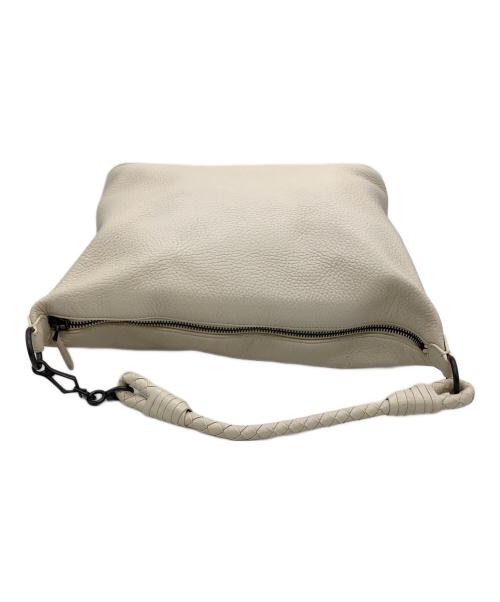 BOTTEGA VENETA（ボッテガベネタ）BOTTEGA VENETA (ボッテガベネタ) レザーショルダーバッグ アイボリーの古着・服飾アイテム