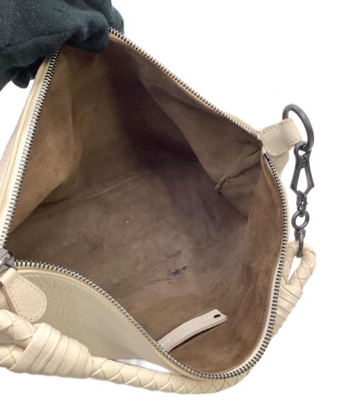 BOTTEGA VENETA（ボッテガベネタ）BOTTEGA VENETA (ボッテガベネタ) レザーショルダーバッグ アイボリーの古着・服飾アイテム