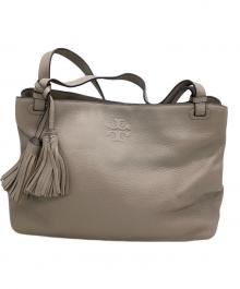 TORY BURCH（トリーバーチ）の古着「トートバッグ タッセル付 エンボスロゴ」｜ベージュ