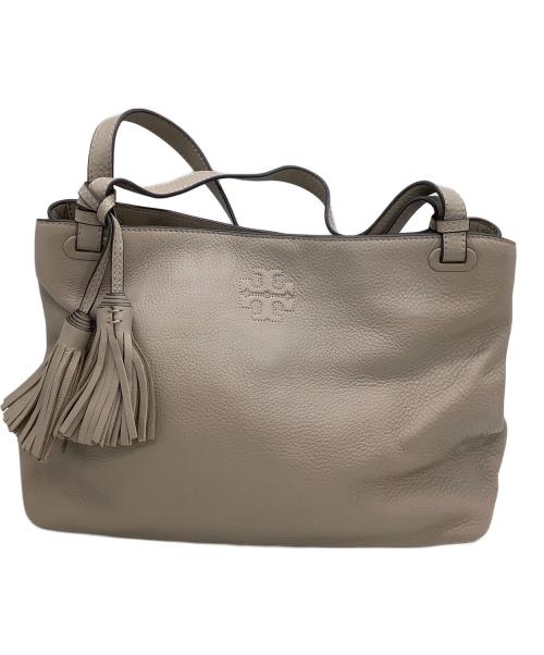 TORY BURCH（トリーバーチ）TORY BURCH (トリーバーチ) トートバッグ タッセル付 エンボスロゴ ベージュの古着・服飾アイテム