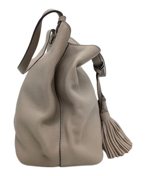 TORY BURCH（トリーバーチ）TORY BURCH (トリーバーチ) トートバッグ タッセル付 エンボスロゴ ベージュの古着・服飾アイテム