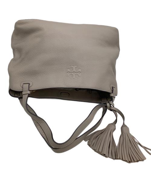 TORY BURCH（トリーバーチ）TORY BURCH (トリーバーチ) トートバッグ タッセル付 エンボスロゴ ベージュの古着・服飾アイテム