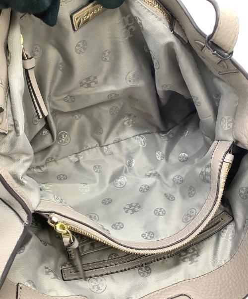 TORY BURCH（トリーバーチ）TORY BURCH (トリーバーチ) トートバッグ タッセル付 エンボスロゴ ベージュの古着・服飾アイテム