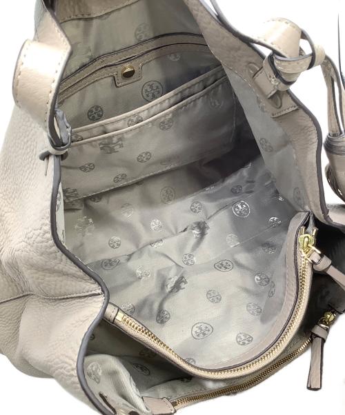 TORY BURCH（トリーバーチ）TORY BURCH (トリーバーチ) トートバッグ タッセル付 エンボスロゴ ベージュの古着・服飾アイテム