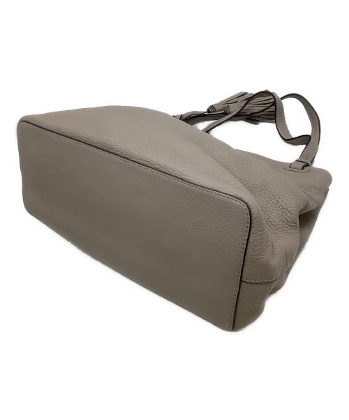 TORY BURCH（トリーバーチ）TORY BURCH (トリーバーチ) トートバッグ タッセル付 エンボスロゴ ベージュの古着・服飾アイテム