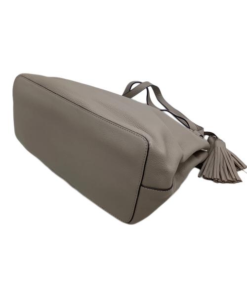 TORY BURCH（トリーバーチ）TORY BURCH (トリーバーチ) トートバッグ タッセル付 エンボスロゴ ベージュの古着・服飾アイテム