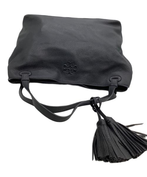 TORY BURCH（トリーバーチ）TORY BURCH (トリーバーチ) トートバッグ タッセル付 エンボスロゴ ブラックの古着・服飾アイテム