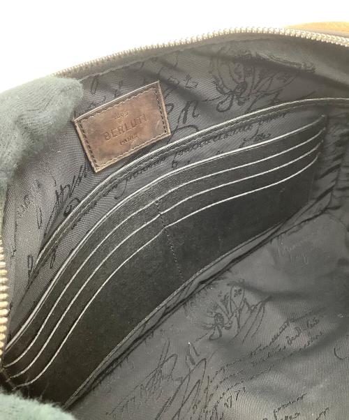 Berluti（ベルルッティ）Berluti (ベルルッティ) セカンドバッグ カリグラフィ ブラウンの古着・服飾アイテム