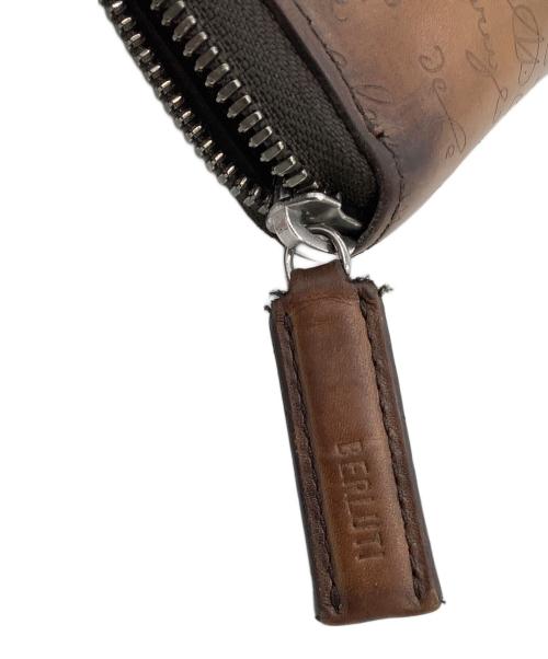 Berluti（ベルルッティ）Berluti (ベルルッティ) ラウンドファスナー財布 カリグラフィ ブラウンの古着・服飾アイテム