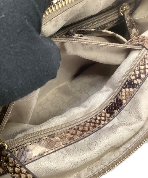 MICHAEL KORS（マイケル・コース）MICHAEL KORS (マイケル・コース) ショルダーバッグ ベージュの古着・服飾アイテム