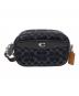 COACH（コーチ）の古着「ショルダーポーチ シグネチャー」｜ブラック