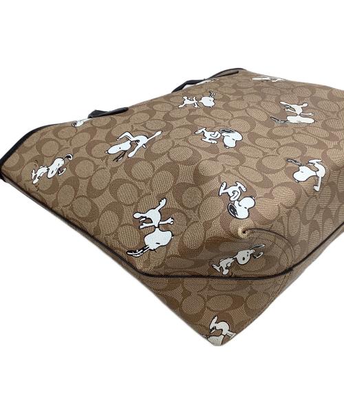 COACH（コーチ）COACH (コーチ) トートバッグ　シグネチャー　スヌーピー　 ベージュ×ブラックの古着・服飾アイテム