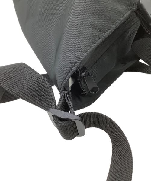 ear PAPILLONNER（イアパピヨネ）ear PAPILLONNER (イアパピヨネ) 2WAYバッグ　アジャスタートートバッグSサイズ ブラック×ホワイトの古着・服飾アイテム