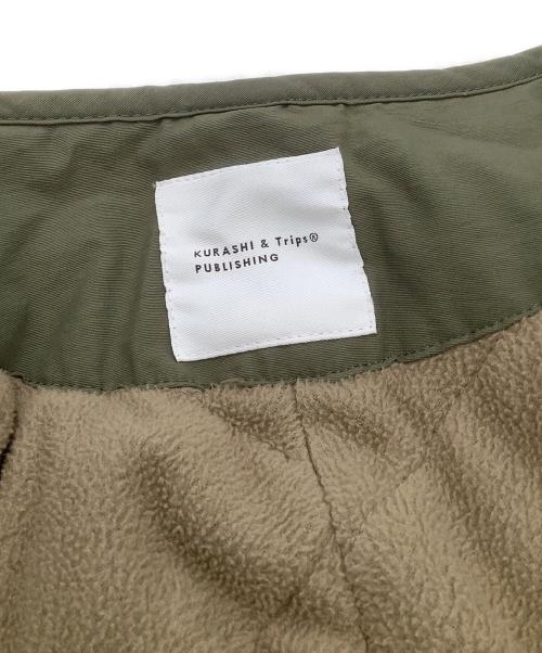 kurashi&trips publishing（クラシアンドトリップス パブリッシング）kurashi&trips publishing (クラシアンドトリップス パブリッシング) 裏フリースノーカラージャケット オリーブ サイズ:表記なしの古着・服飾アイテム