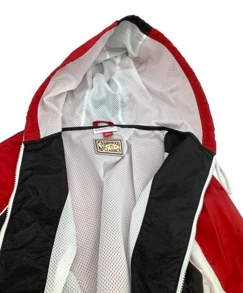 MITCHELL & NESS（ミッチェルアンドネス）MITCHELL & NESS (ミッチェルアンドネス) ナイロンパーカー　BULLS レッド×ブラック サイズ:Mの古着・服飾アイテム