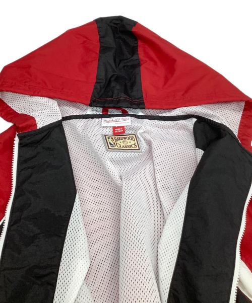 MITCHELL & NESS（ミッチェルアンドネス）MITCHELL & NESS (ミッチェルアンドネス) ナイロンパーカー　BULLS レッド×ブラック サイズ:Mの古着・服飾アイテム