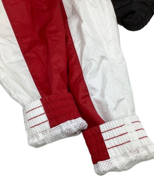 MITCHELL & NESS（ミッチェルアンドネス）MITCHELL & NESS (ミッチェルアンドネス) ナイロンパーカー　BULLS レッド×ブラック サイズ:Mの古着・服飾アイテム