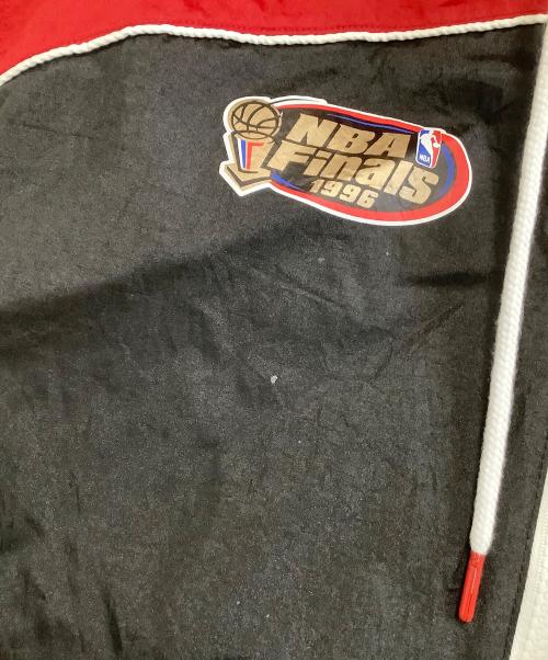 MITCHELL & NESS（ミッチェルアンドネス）MITCHELL & NESS (ミッチェルアンドネス) ナイロンパーカー　BULLS レッド×ブラック サイズ:Mの古着・服飾アイテム