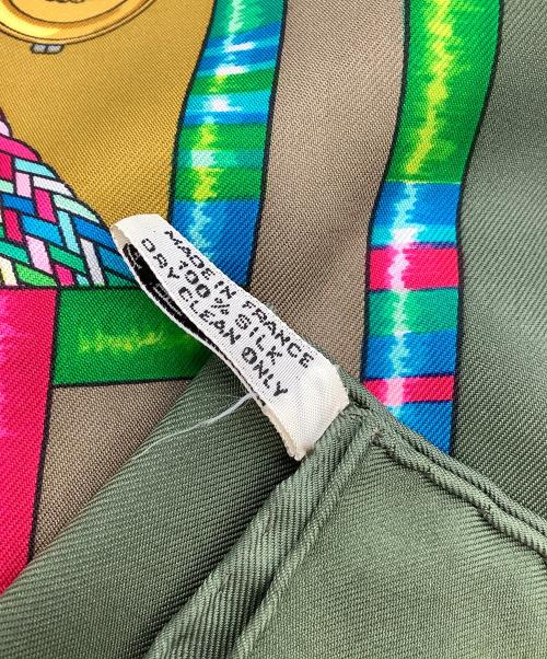 HERMES（エルメス）HERMES (エルメス) スカーフ カレ90 お針子さん Petite Main  グリーン×ブラウンの古着・服飾アイテム