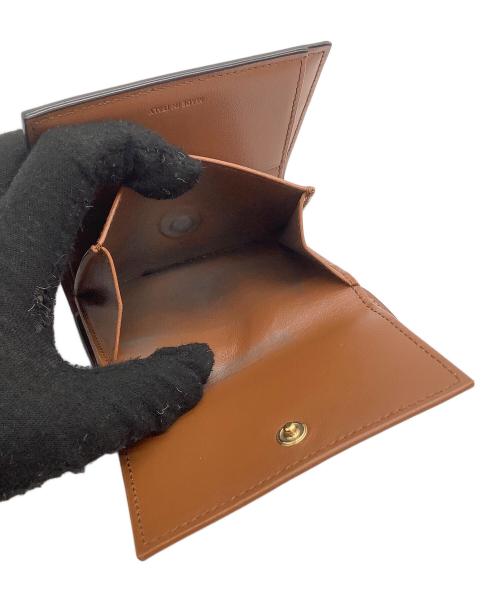 CELINE（セリーヌ）CELINE (セリーヌ) 3つ折り財布　スモール フラップウォレット トリオンフ ベージュ×ブラウンの古着・服飾アイテム