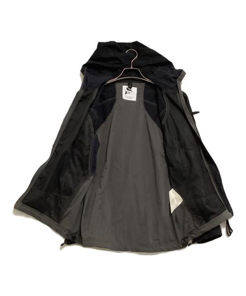 and wander（アンドワンダー）and wander (アンドワンダー) MAISON KITSUNE (メゾンキツネ) ナイロンジャケット　	HIKING HOODIE ブラック×グレー サイズ:2の古着・服飾アイテム