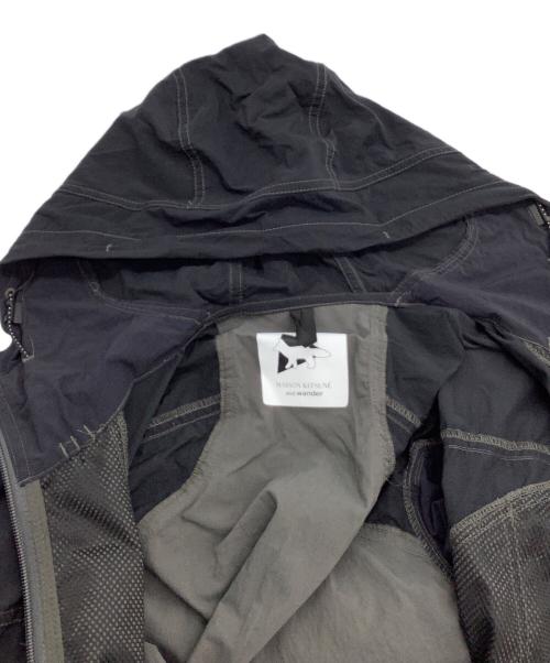 and wander（アンドワンダー）and wander (アンドワンダー) MAISON KITSUNE (メゾンキツネ) ナイロンジャケット　	HIKING HOODIE ブラック×グレー サイズ:2の古着・服飾アイテム