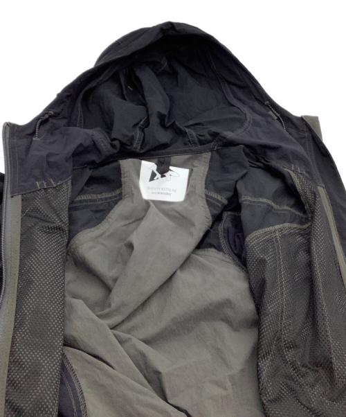 and wander（アンドワンダー）and wander (アンドワンダー) MAISON KITSUNE (メゾンキツネ) ナイロンジャケット　	HIKING HOODIE ブラック×グレー サイズ:2の古着・服飾アイテム