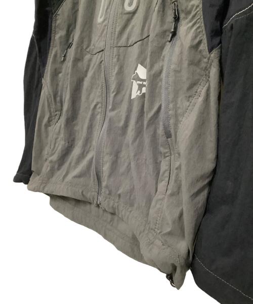 and wander（アンドワンダー）and wander (アンドワンダー) MAISON KITSUNE (メゾンキツネ) ナイロンジャケット　	HIKING HOODIE ブラック×グレー サイズ:2の古着・服飾アイテム
