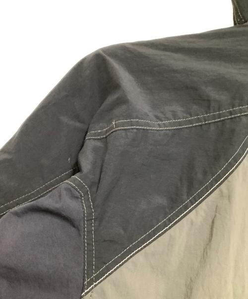 and wander（アンドワンダー）and wander (アンドワンダー) MAISON KITSUNE (メゾンキツネ) ナイロンジャケット　	HIKING HOODIE ブラック×グレー サイズ:2の古着・服飾アイテム