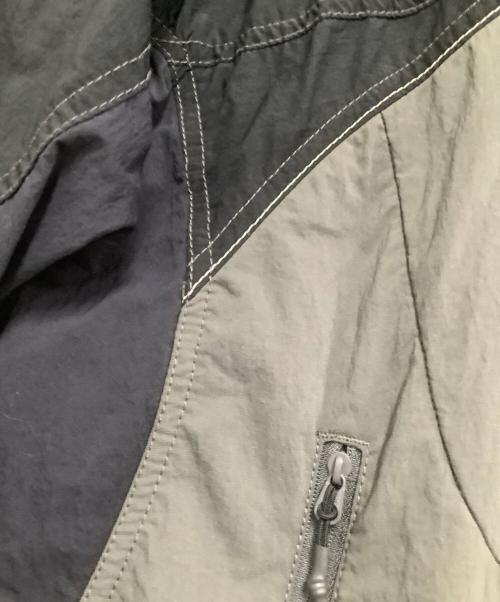 and wander（アンドワンダー）and wander (アンドワンダー) MAISON KITSUNE (メゾンキツネ) ナイロンジャケット　	HIKING HOODIE ブラック×グレー サイズ:2の古着・服飾アイテム