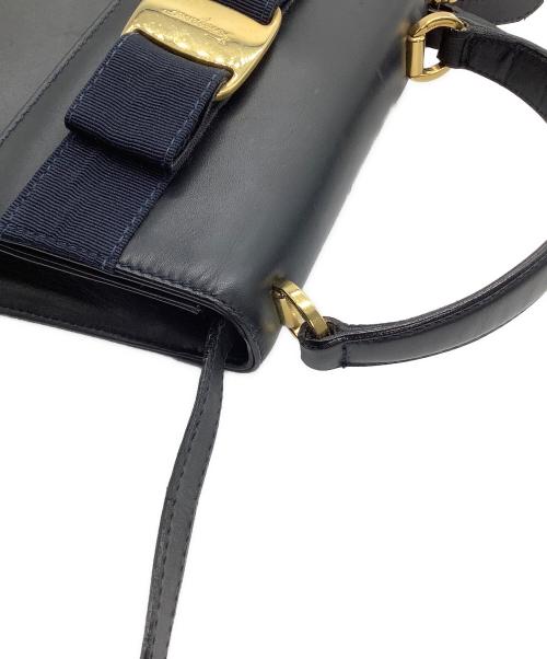 Salvatore Ferragamo（サルヴァトーレ フェラガモ）Salvatore Ferragamo (サルヴァトーレ フェラガモ) 2WAYバッグ　ヴァラリボン ブラックの古着・服飾アイテム